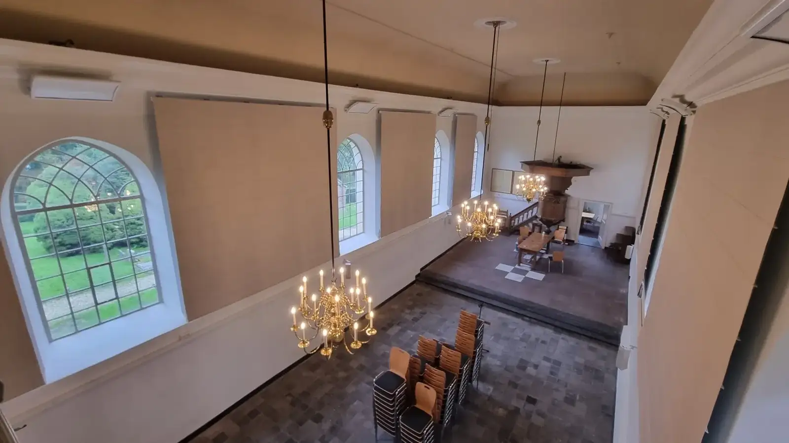 Grote akoestische vouwgordijnen in een kerkproject van BlindDesign