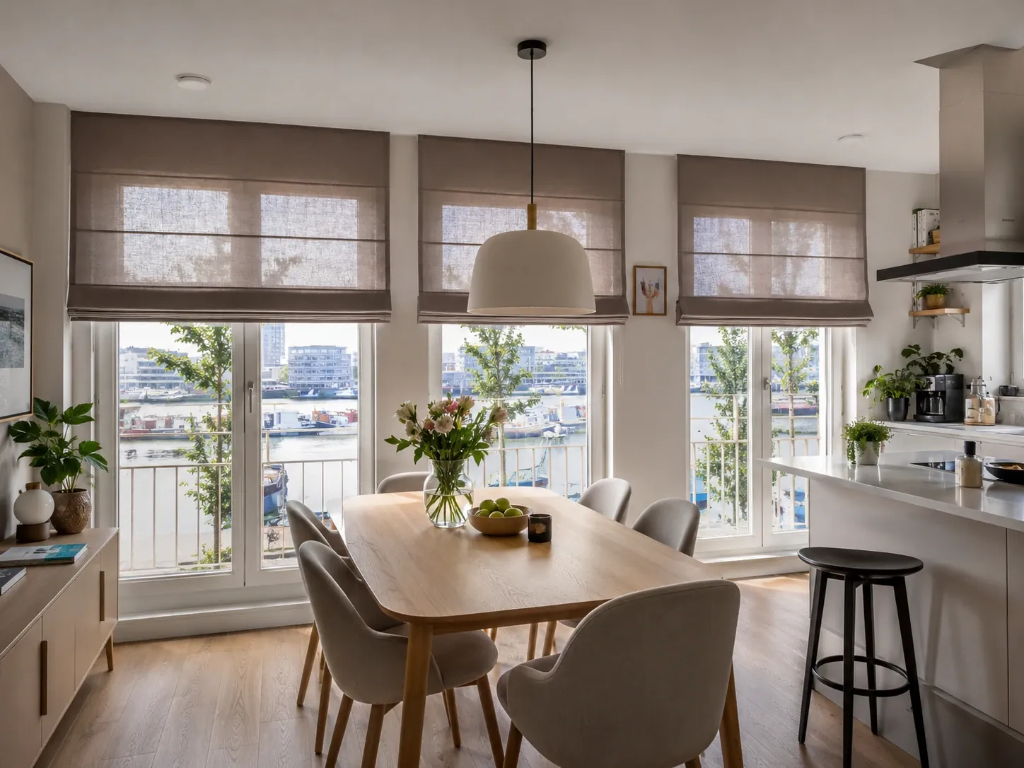 Beige vouwgordijnen in een lichte eethoek