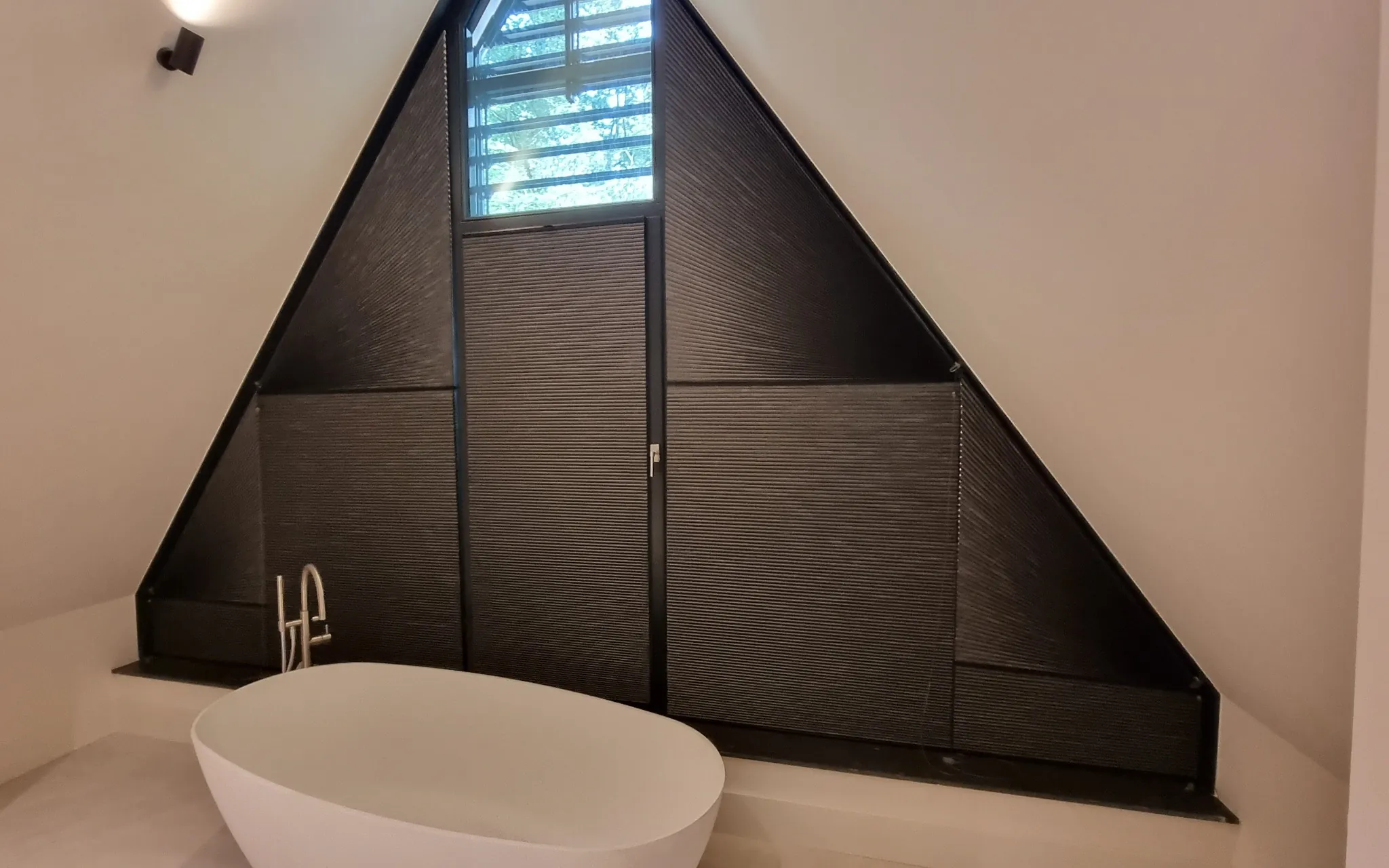 Duette raamdecoratie in een badkamer