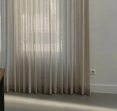 Detail van een onderzoom van 10 cm bij gordijnen