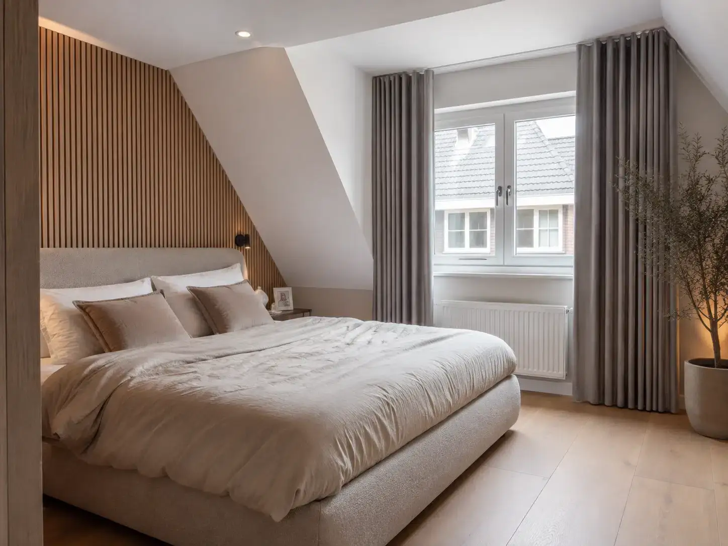 Dichte gordijnen in een slaapkamer
