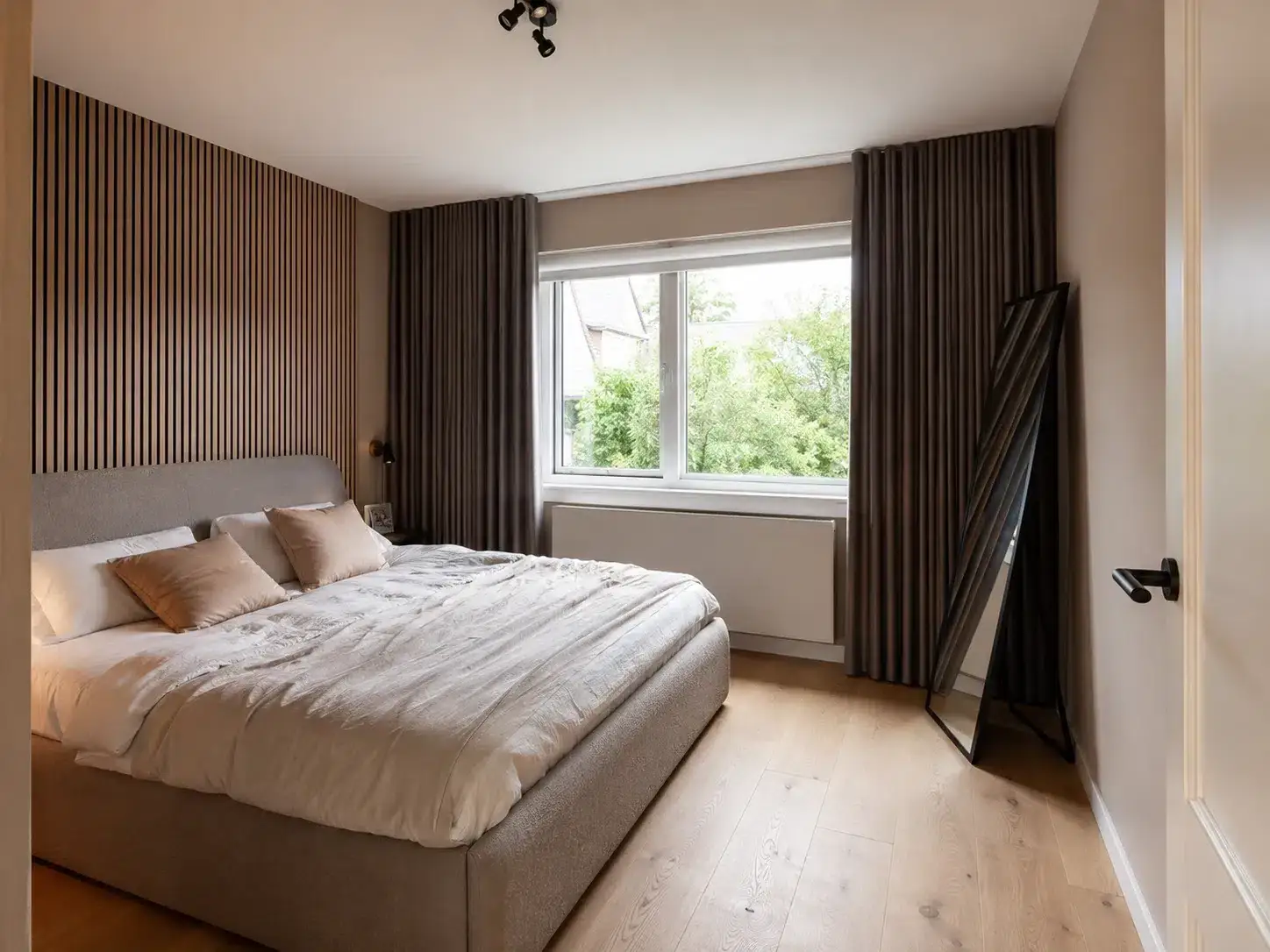 Verduisterende gordijnen in een slaapkamer met veel zonlicht