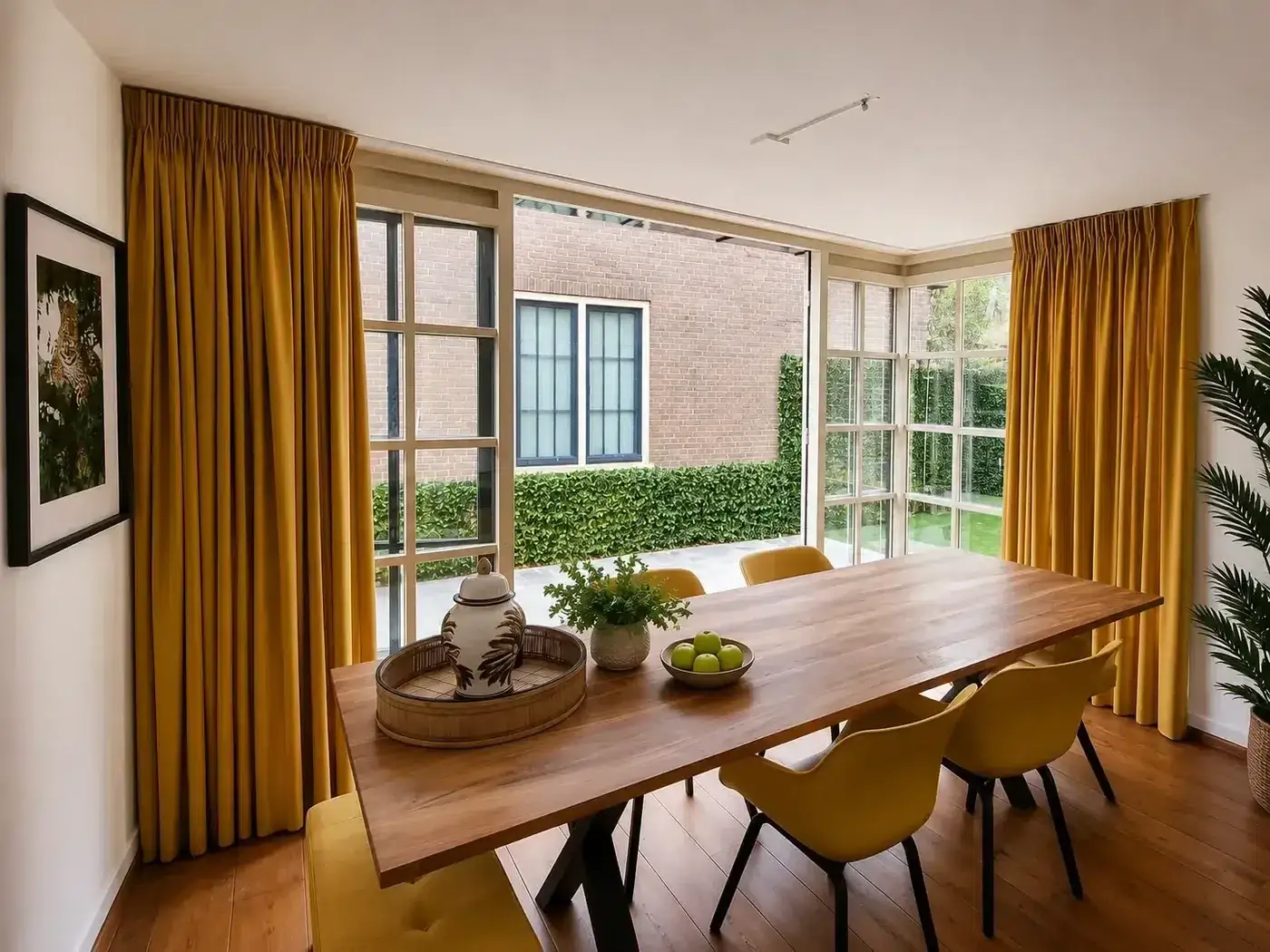 Dichte overgordijnen op maat in een eetkamer