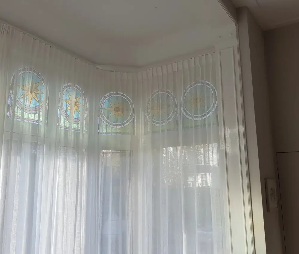 Transparante gordijnen met enkele plooi voor hoge ramen