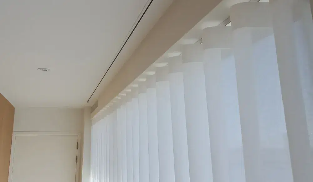 Detail van een gelijkmatige wave plooi die ruimte voor en achter de rail nodig heeft
