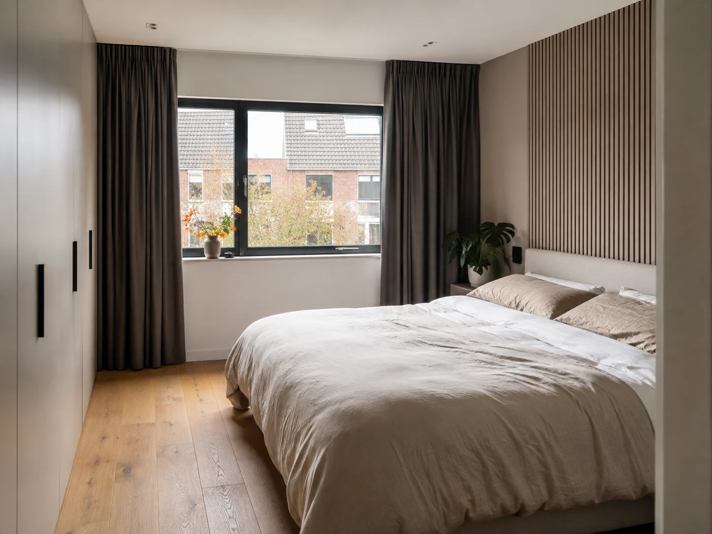 Hotel chique slaapkamer met donkere verduisterende gordijnen