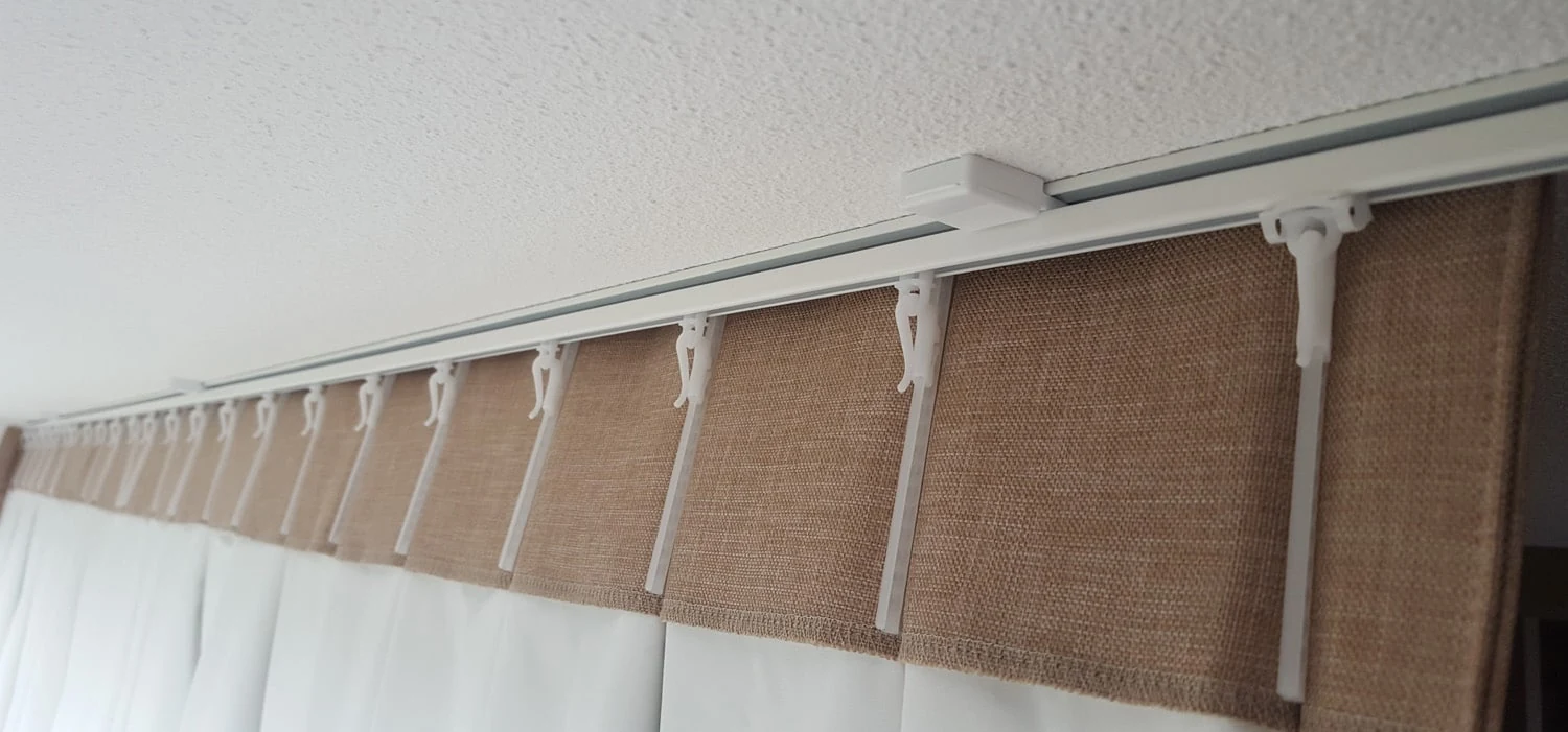 Detail van gordijnen met witte voering aan de raamzijde
