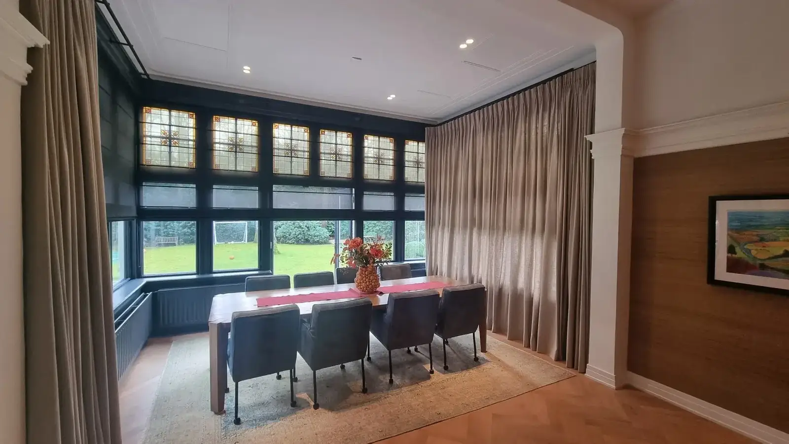 Voorbeeld van taupe gordijnen in een interieur