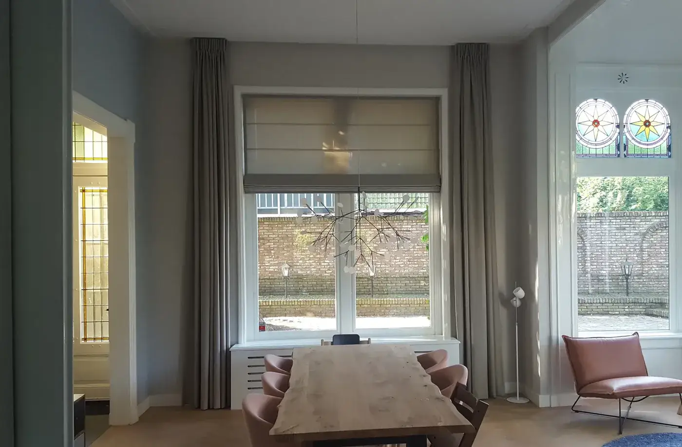 Voorbeeld van greige gordijnen in een interieur