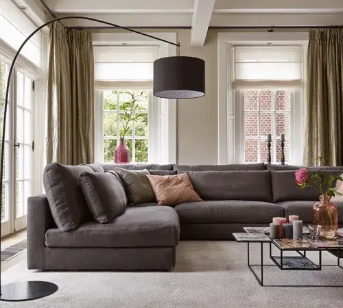 Gordijnen en vouwgordijnen gecombineerd in een woonkamer