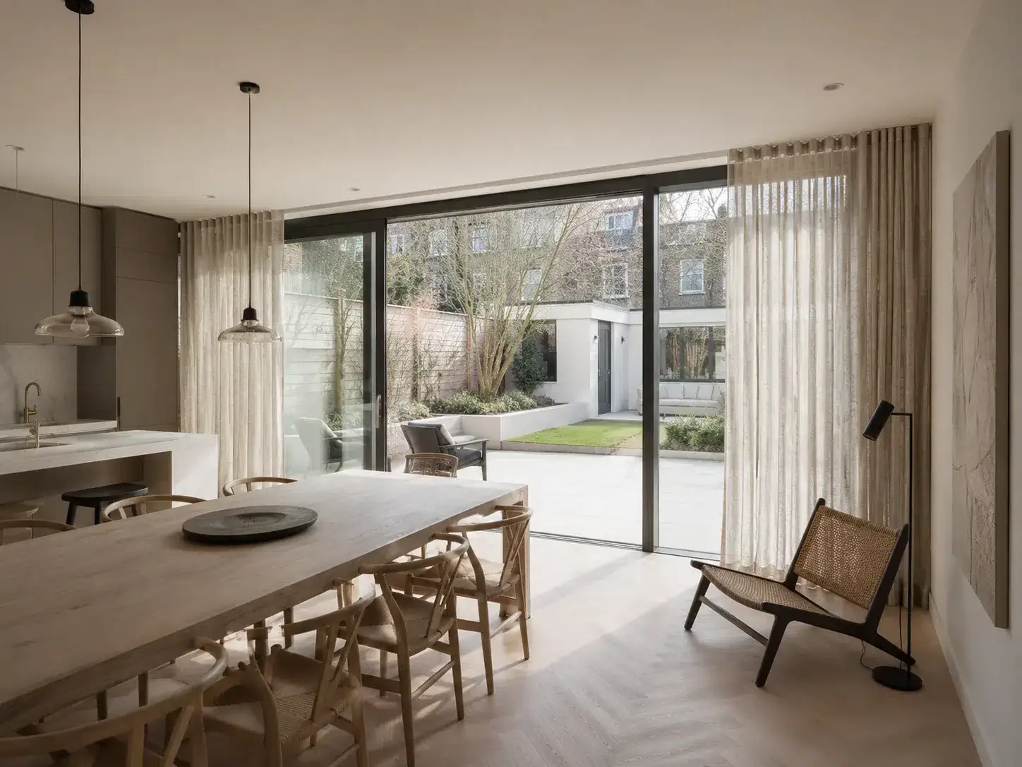 Lichte wave gordijnen op maat bij een brede glazen pui