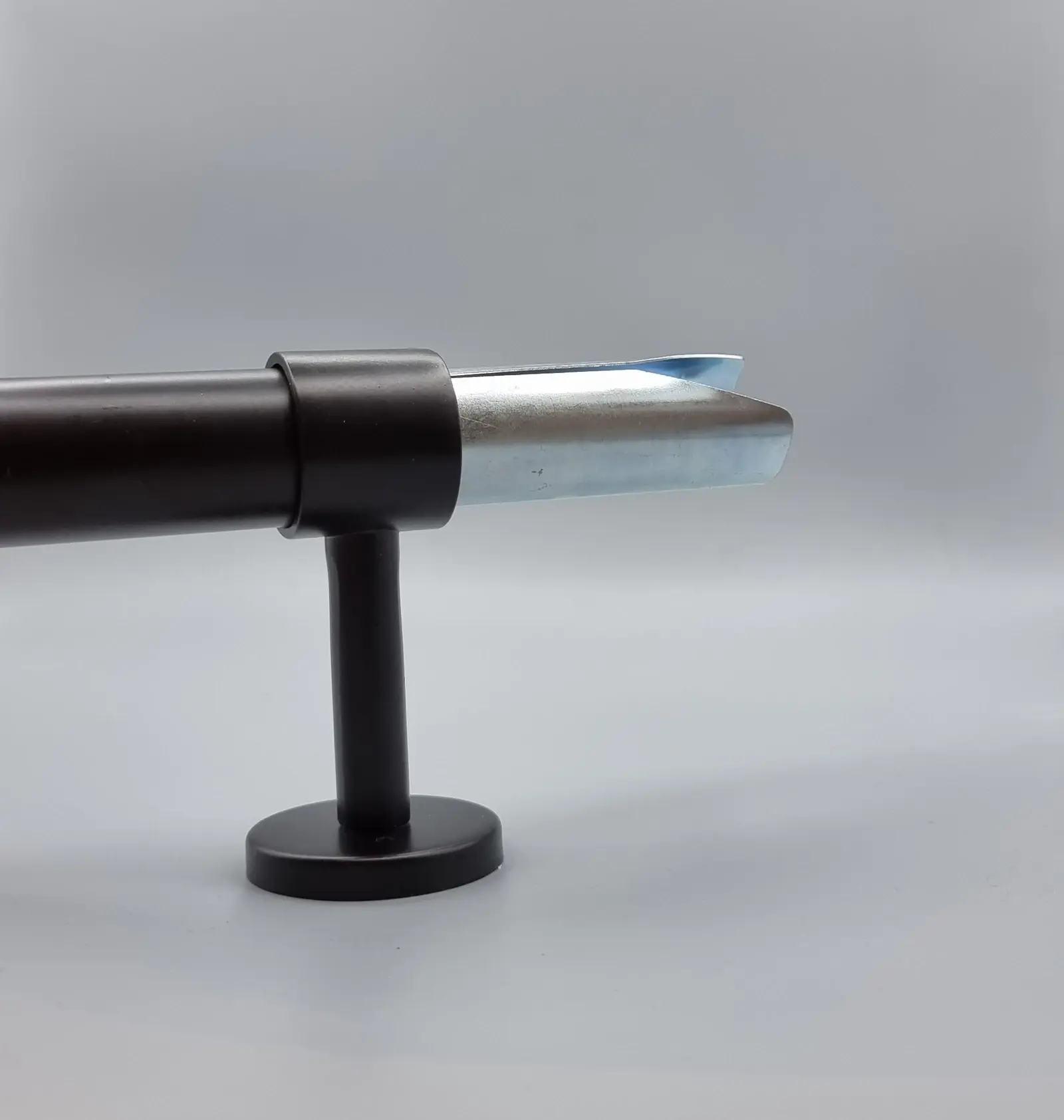 Zwarte 29 mm gordijnroede met steun en verbinder voor het koppelen van twee roededelen