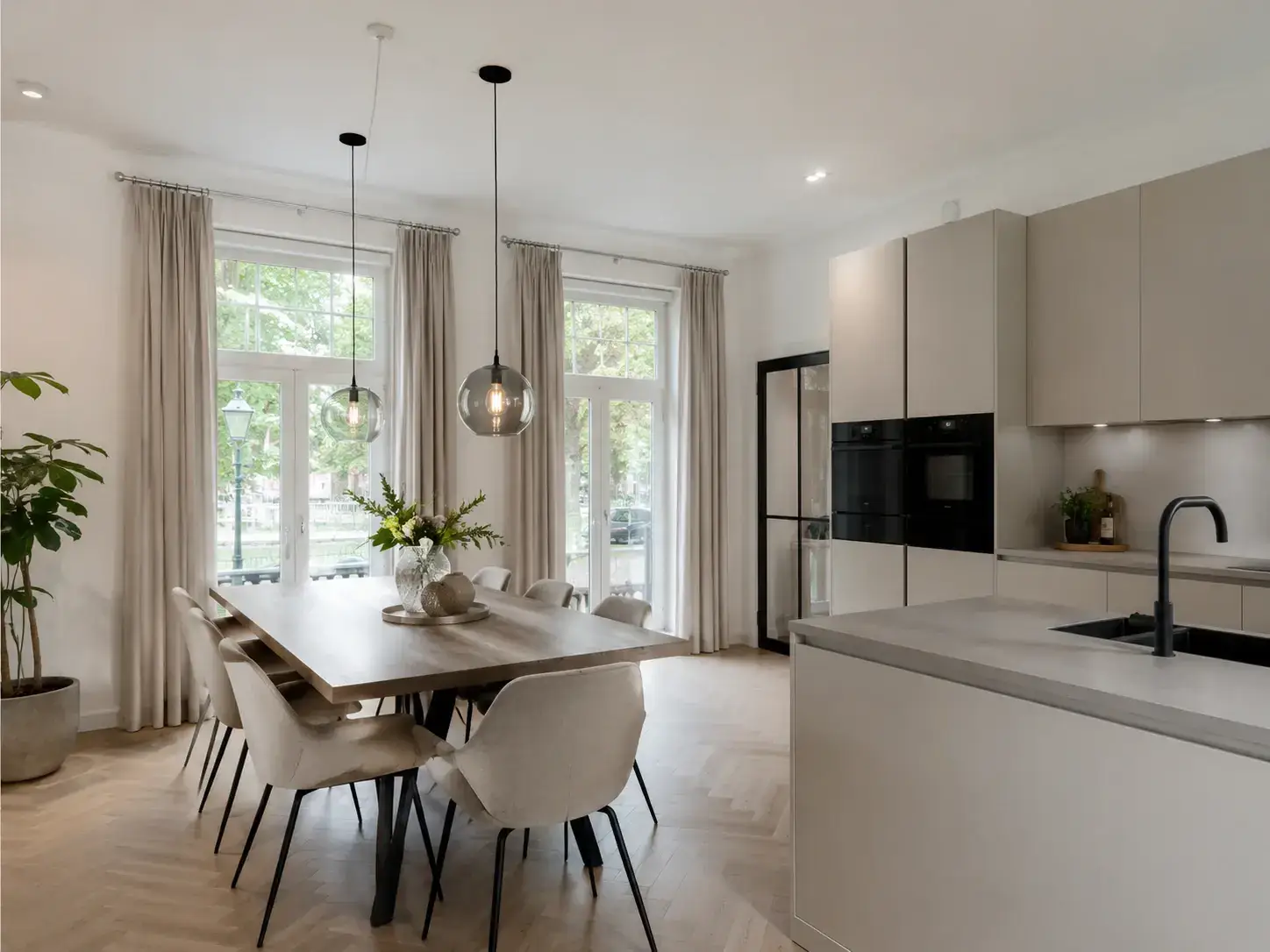 RVS gordijnroedes met lichte gordijnen in een helder interieur