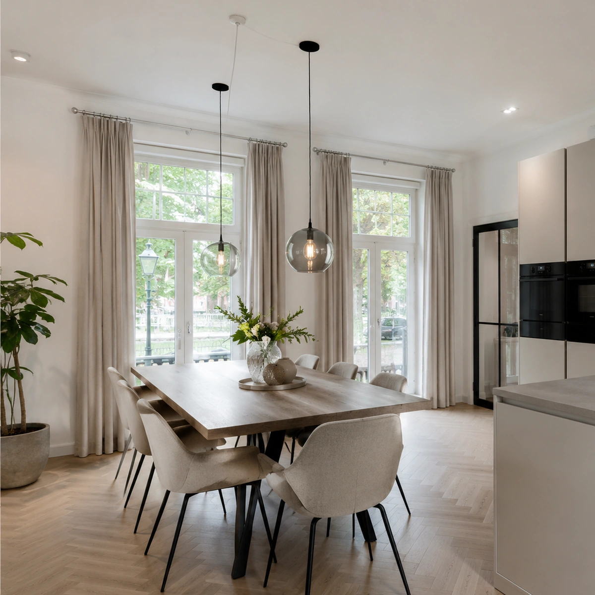 RVS gordijnroedes met lichte gordijnen in een moderne keuken