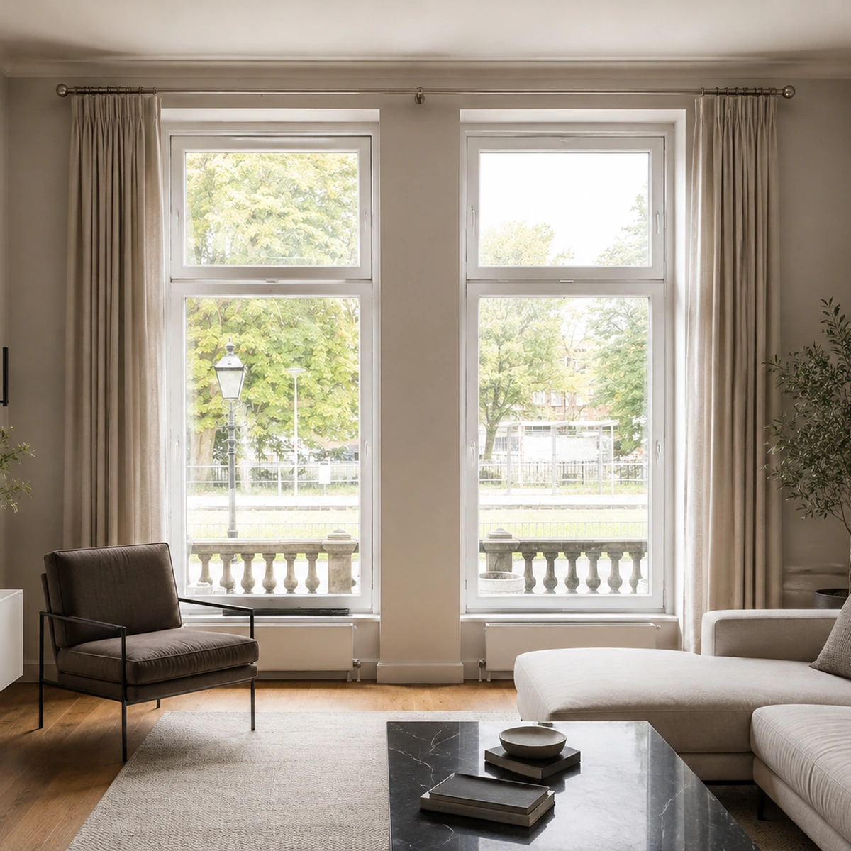 RVS gordijnroede met lange lichte gordijnen in een woonkamer