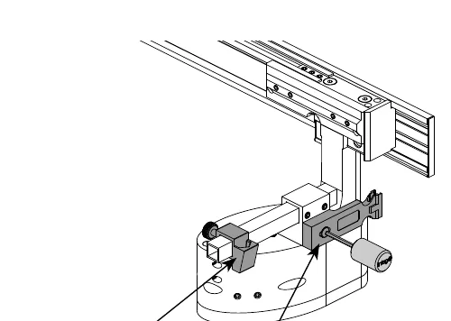 Tekening: universeel retour bij motor voor geplooid gordijn met microflex haken, met pijlen naar de houder voor de klem en de extra houder.