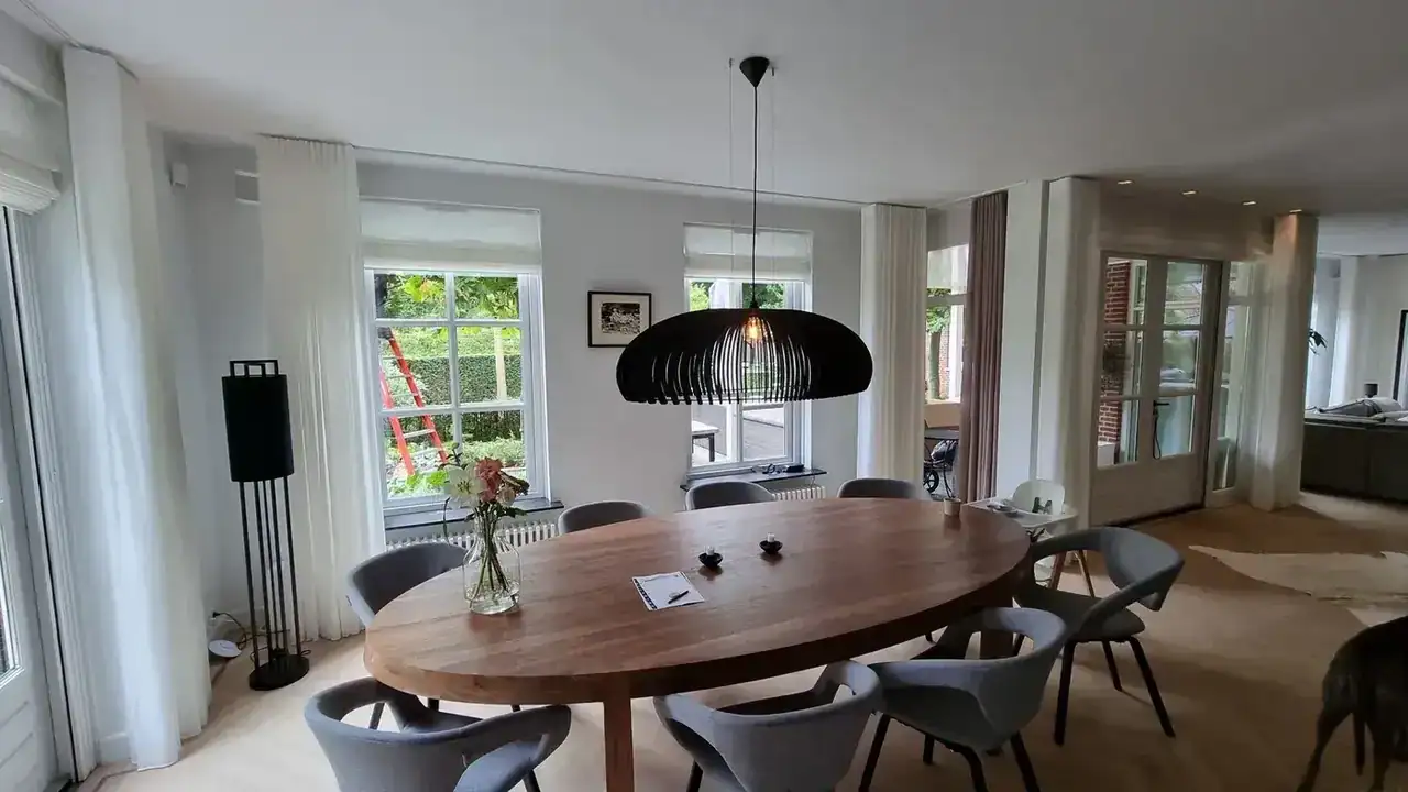 Elektrische wave gordijnen in lichte eetkamer