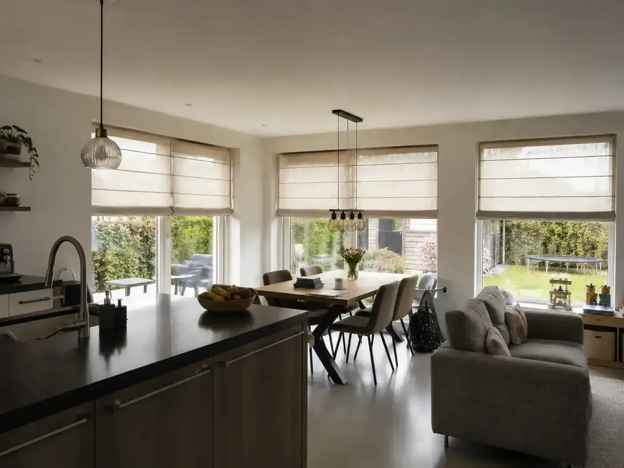 Inbetween vouwgordijnen in een lichte woonkamer