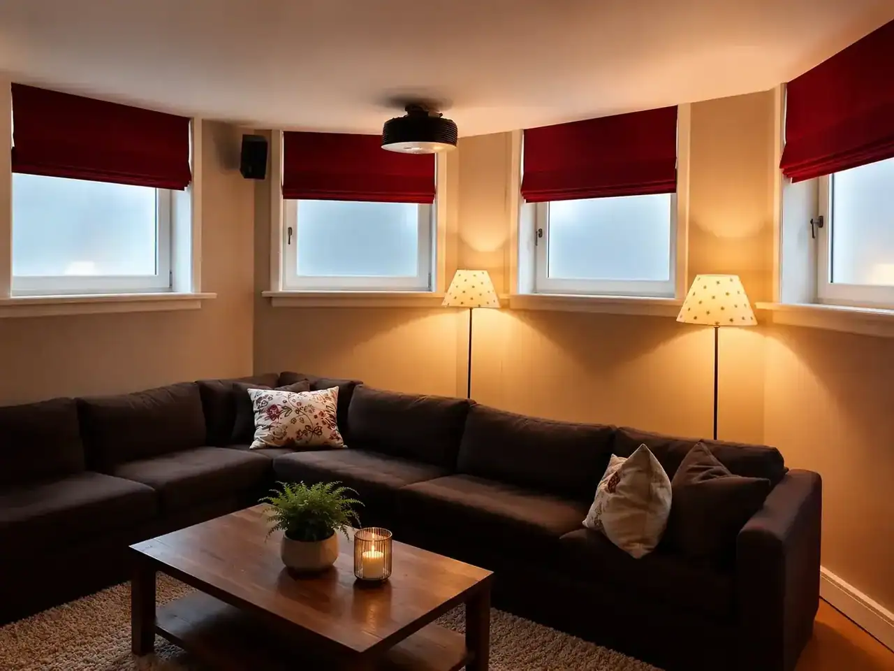Rode vouwgordijnen rondom gebogen raamwand in woonkamer