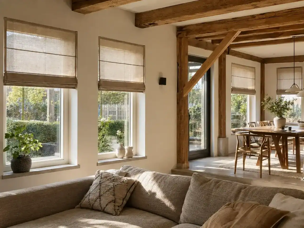 Vouwgordijnen in een landelijke woning