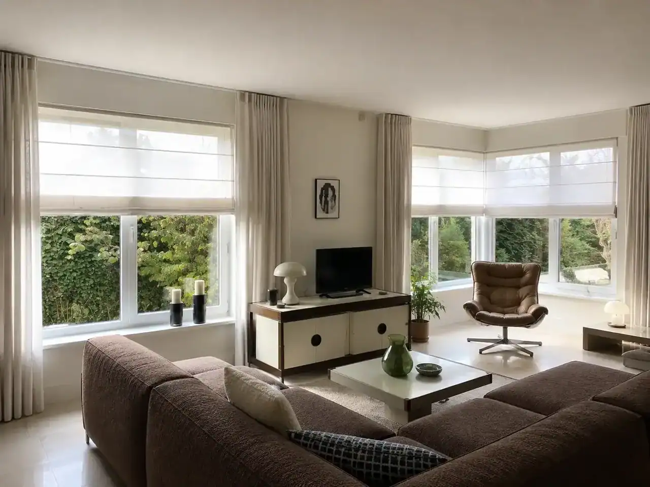 Vouwgordijnen in een lichte woonkamer