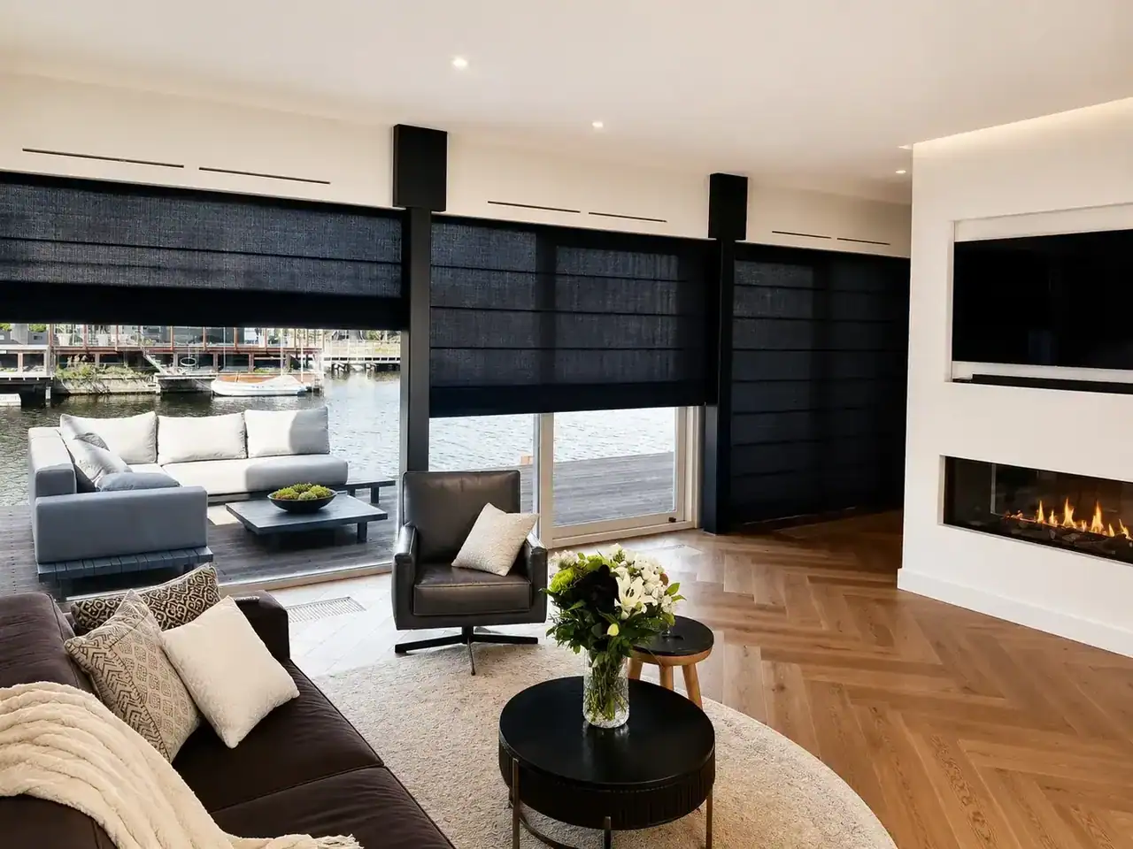 Zwarte transparante vouwgordijnen in moderne grote woonkamer