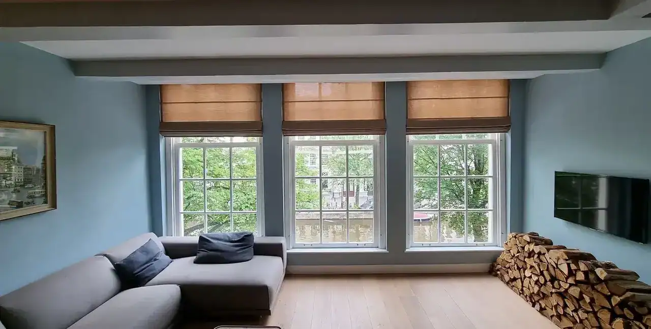 Elektrische vouwgordijnen in een woonkamer
