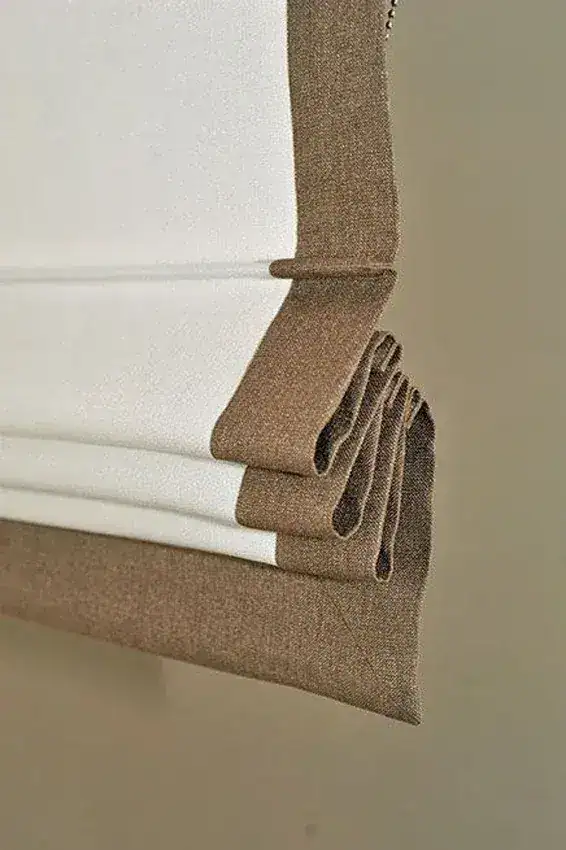 Detail van de vouwen en baleinen van een vouwgordijn