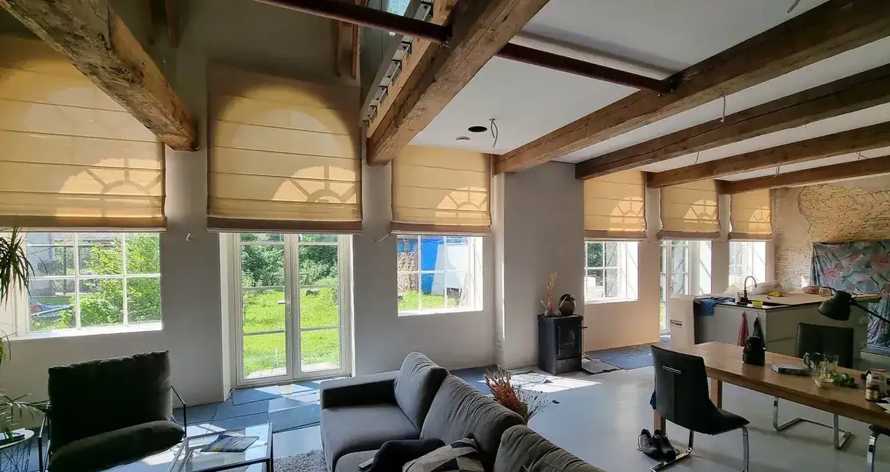 Gevoerde vouwgordijnen in een klassiek interieur