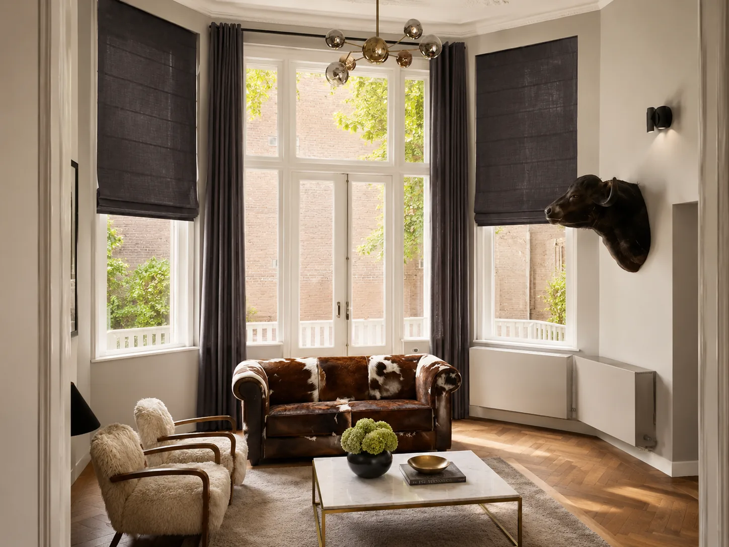 Donkergrijze gordijnen in een klassiek interieur