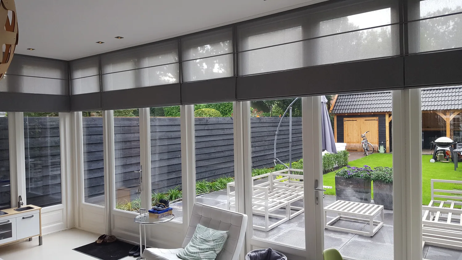 Donkergrijze vouwgordijnen als kleurreferentie