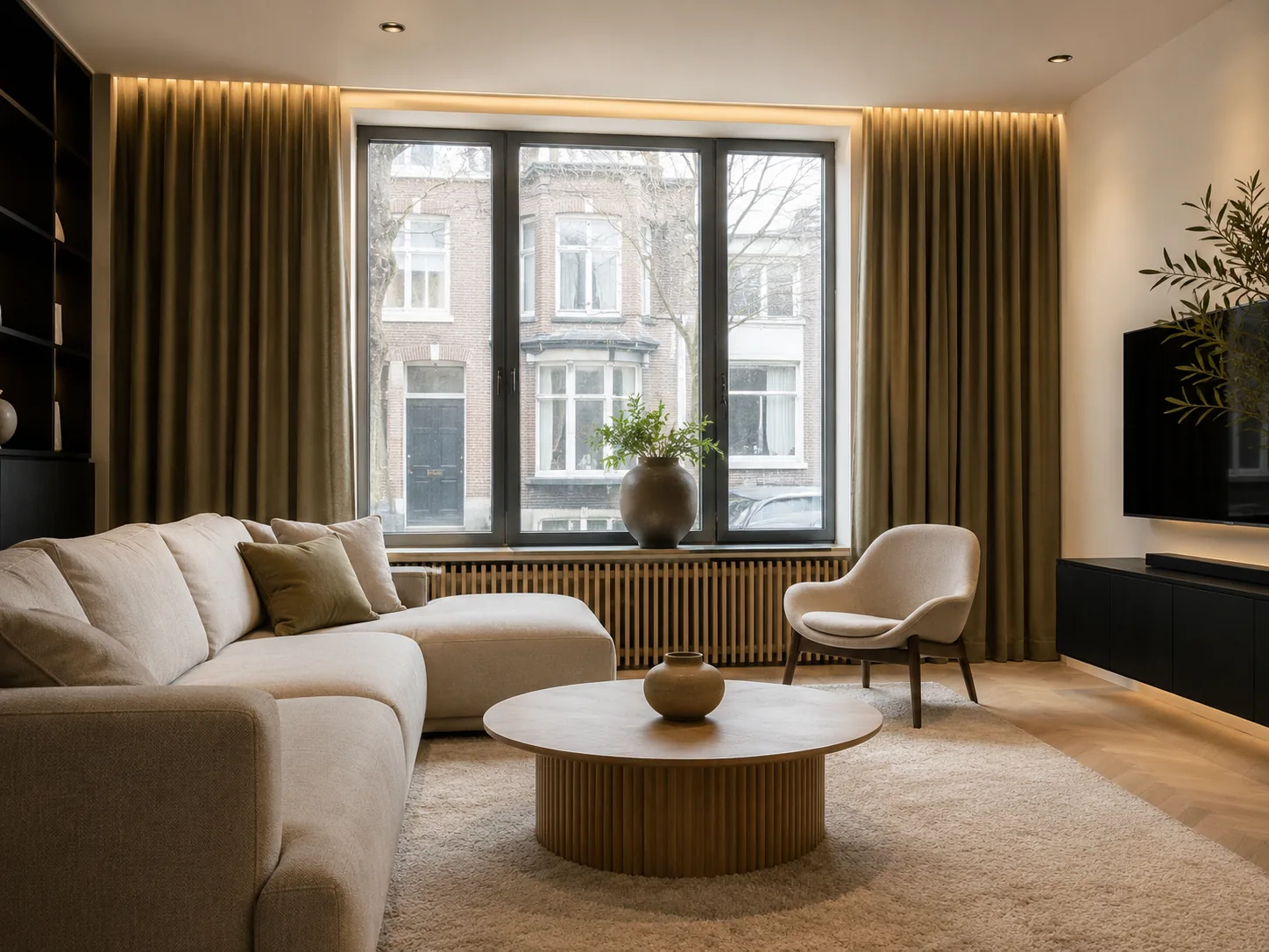 Olijfgroene gordijnen in een moderne woonkamer
