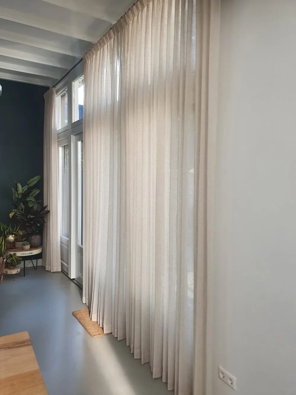Hoge linnen vitrage gordijnen met dubbele plooi langs de wand