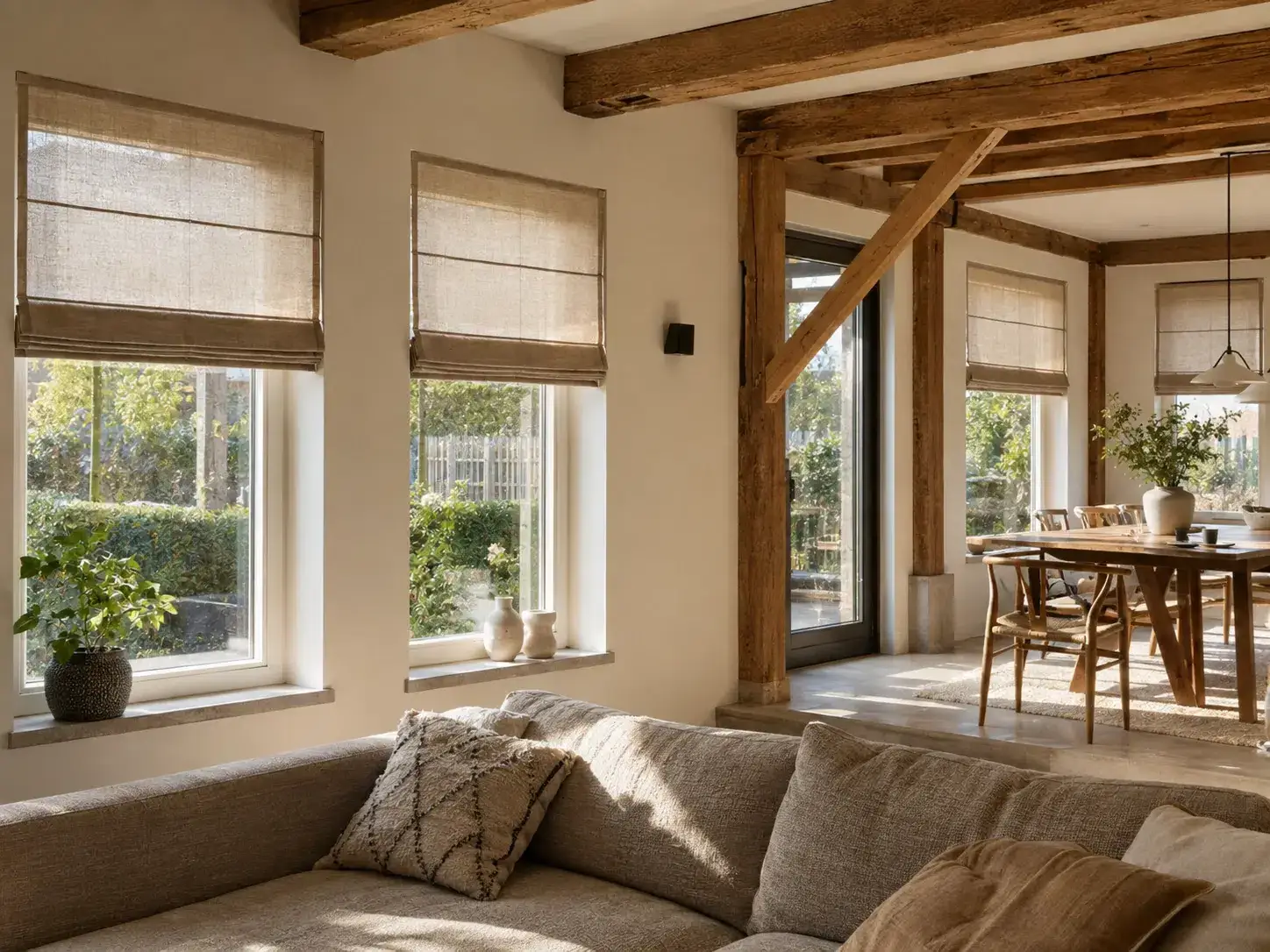 Natuurlijke linnenlook vouwgordijnen in een landelijke woonkamer