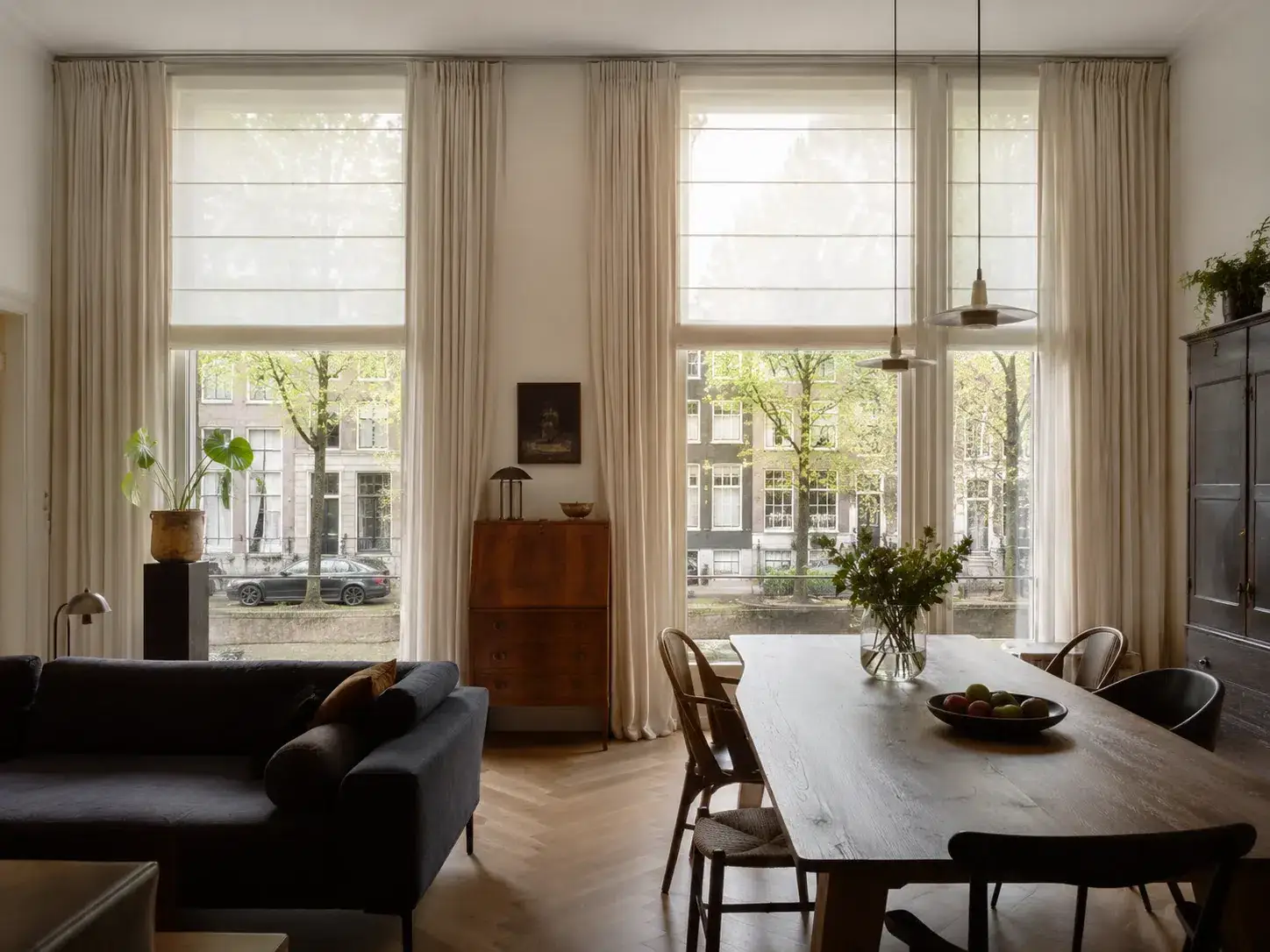 Linnen gordijnen gecombineerd met lichte vouwgordijnen in een woonkamer