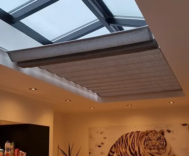 Elektrisch vouwgordijn in een plat dakraam of lichtstraat