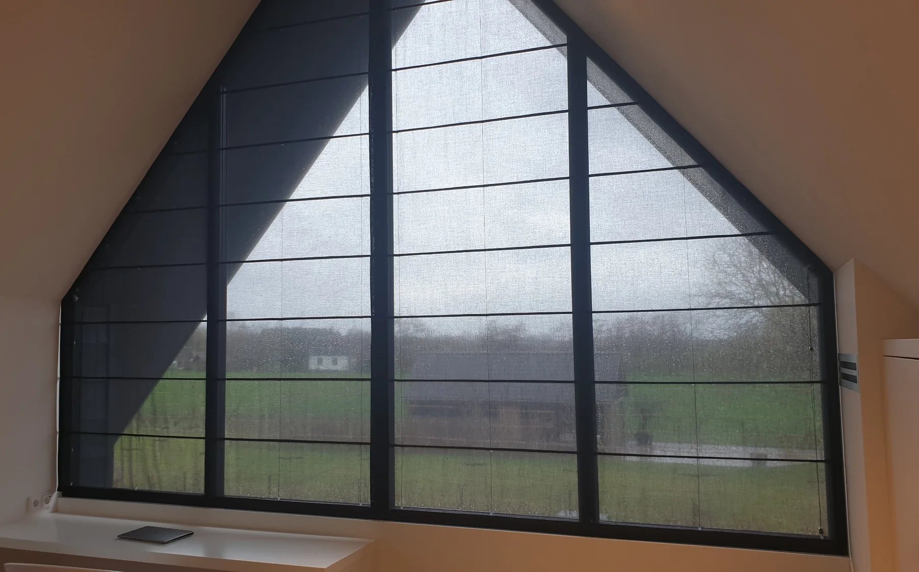 Transparante zwarte schuine vouwgordijnen met doorlopende baleinen
