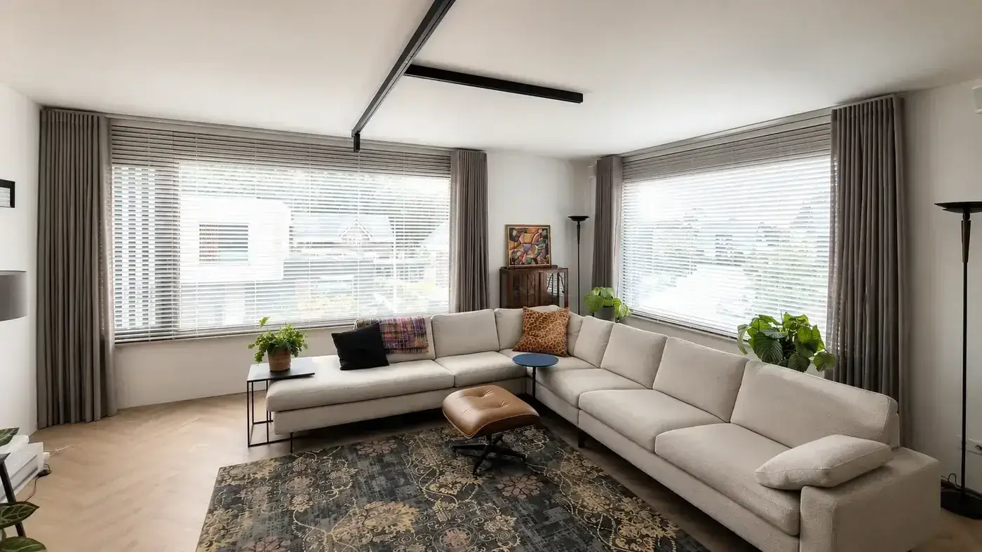 Gordijnen en raamdecoratie in een lichte woonkamer