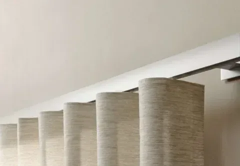 elektrische gordijnen op maat in een modern interieur