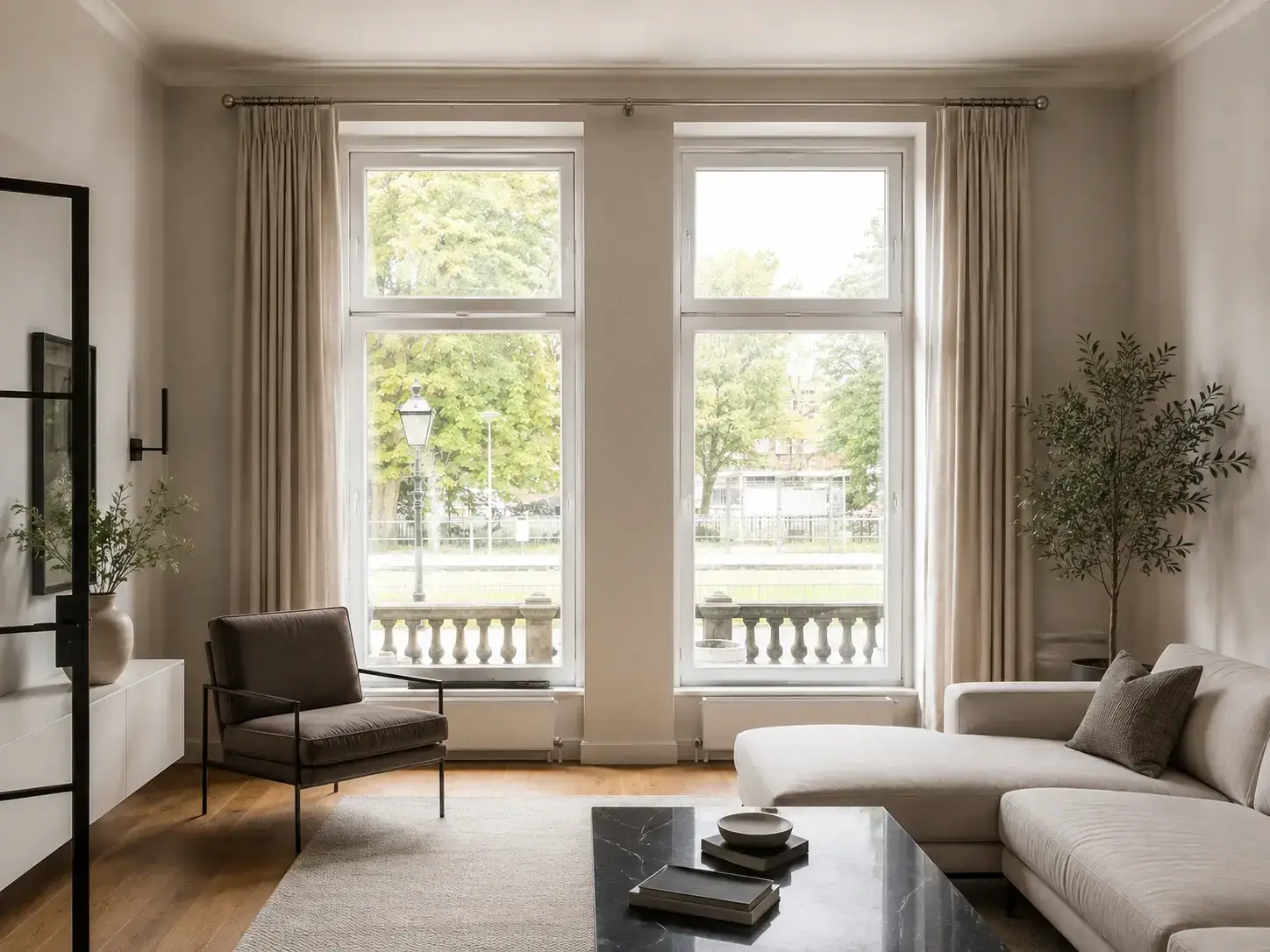 Lichte woonkamer met gordijnen op maat en een rustige plooi