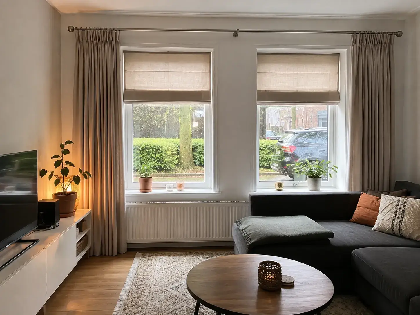 Gordijnen op maat met rustige plooi in een woonkamer