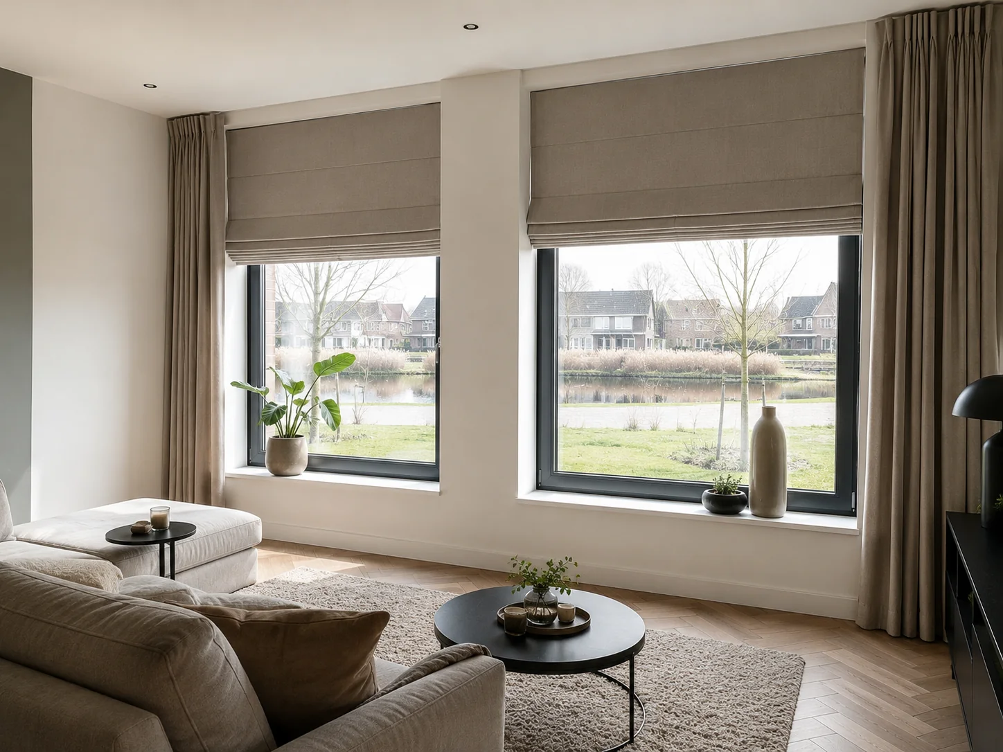 Extra project met verduisterende vouwgordijnen en lange gordijnen in een lichte woonkamer