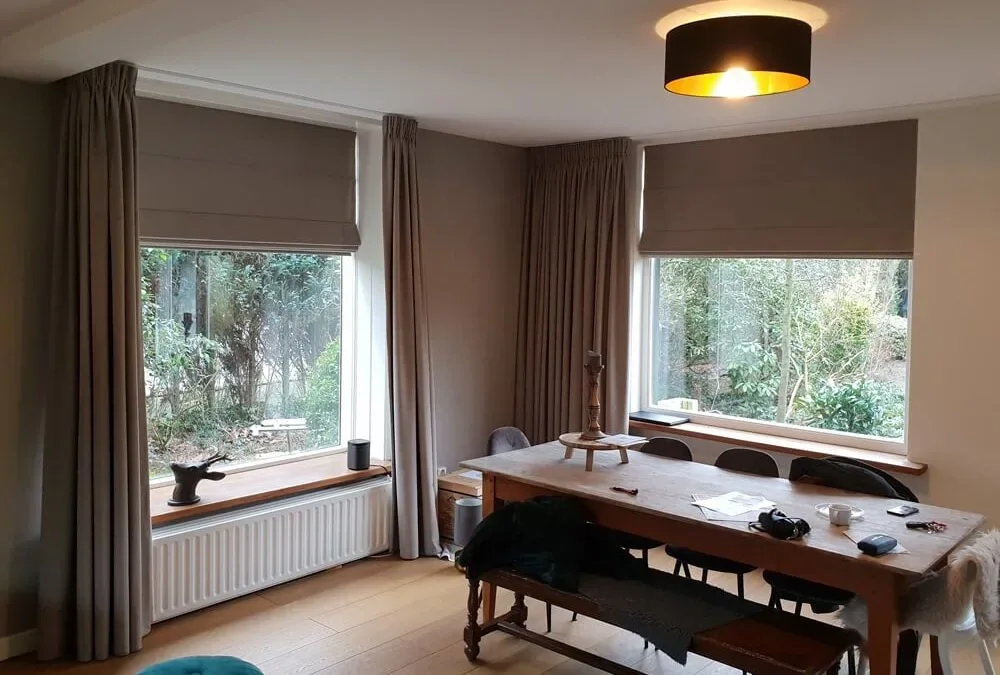 Verduisterende vouwgordijnen en gordijnen in dezelfde woning