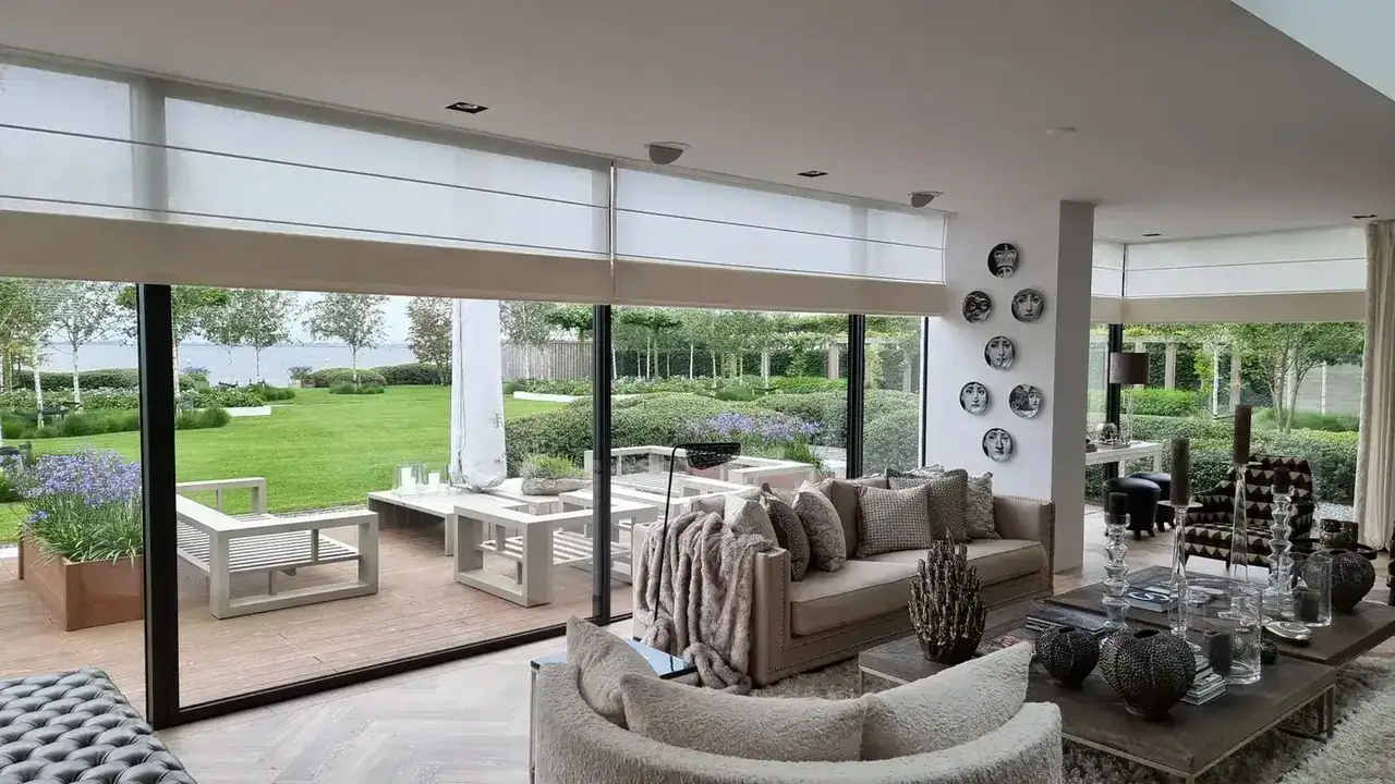 Vouwgordijnen op maat in een lichte woonkamer