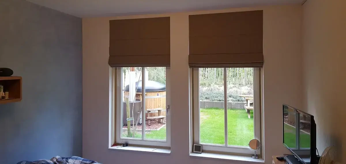 Bruine blackout vouwgordijnen in een slaapkamer