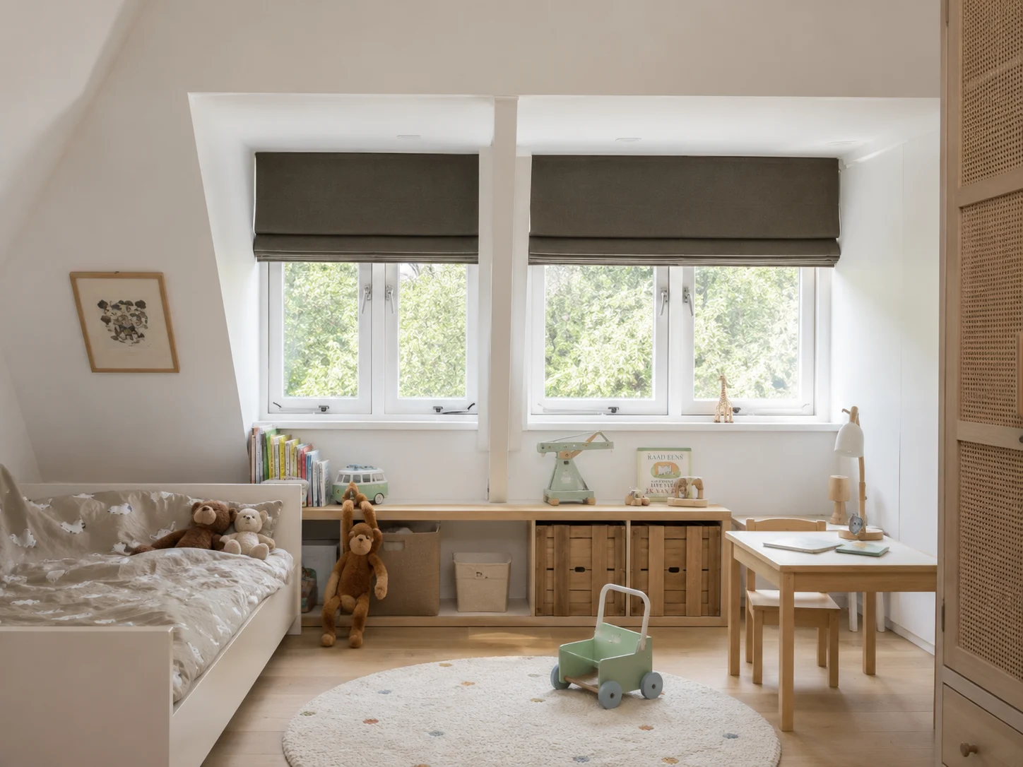 Donkergrijze vouwgordijnen in een kinderkamer of slaapkamer