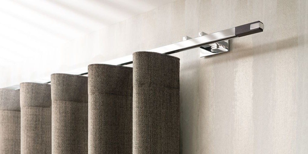 wave gordijnen aan een luxe rail