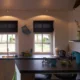 Donkergrijze vouwgordijnen keuken