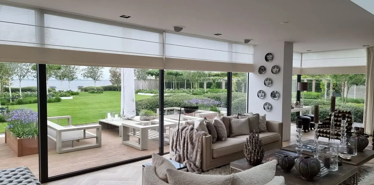 Elektrische vouwgordijnen inbetween