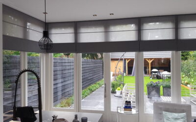 Grijze vouwgordijnen